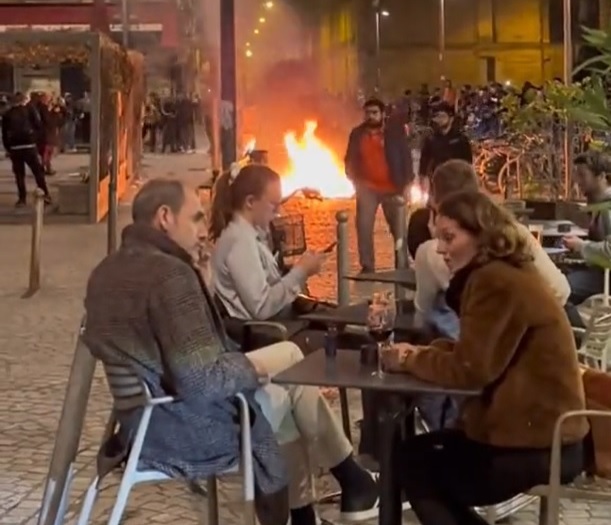 Ortalık yanarken kafede oturdular