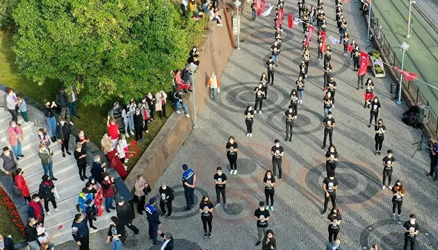 1000 kişi sosyal mesafeli zeybek oynadı
