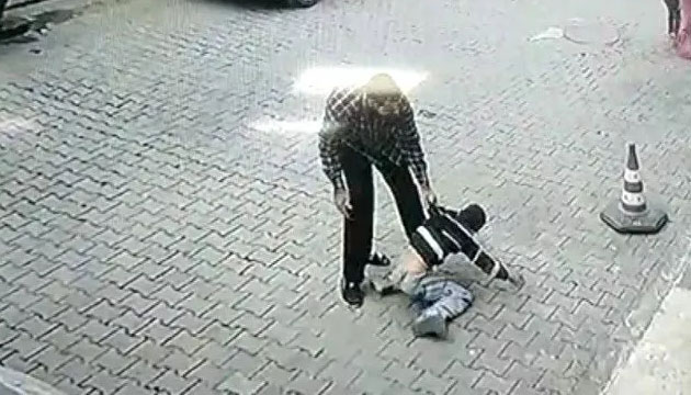Sokak ortasında çocuğu öldüresiye döven adam tutuklandı!