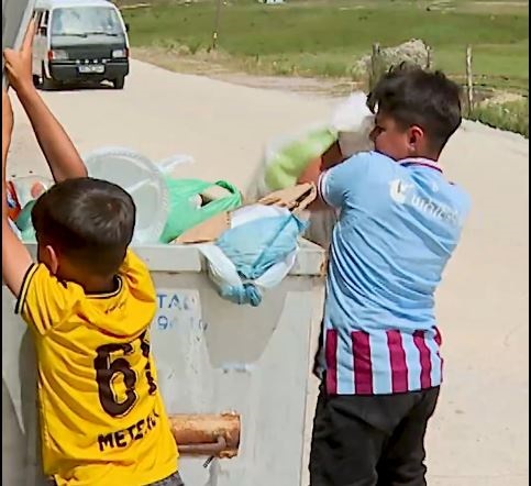 Bakan Kurum dan çöpleri toplayan iki kardeşe teşekkür