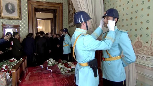 Atatürk ün odasında nöbet tutan asker gözyaşlarına hakim olamadı
