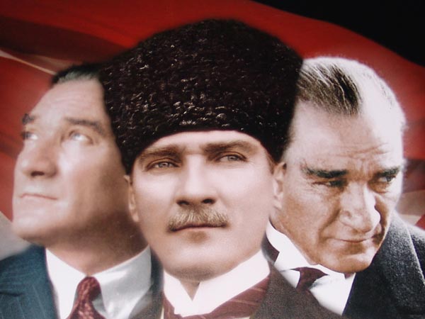 DEVLET SKANDALI !!!  TAM 7 YILDIR ‘ATATÜRK ULUSLARARASI BARIŞ ÖDÜLÜ’NÜ VERMİYORUZ… BAŞBAKAN’IN DUDAKLARI ARASINA SIKIŞAN HAYAT… BAHÇELİ, BAŞKANLIK DİVANI ÜYELERİNİN İSTİFASINI ALDI…