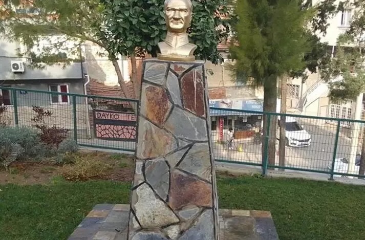İzmir de Atatürk büstüne çirkin saldırı