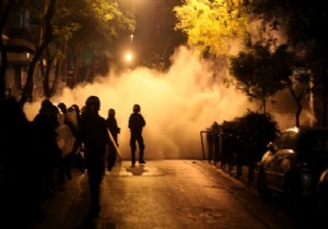 Atina da öğrenciler polisle çatıştı! 40 öğrenci yaralandı!