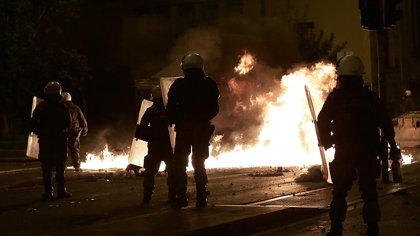 Atina da bir grup ile polis arasında çatışma