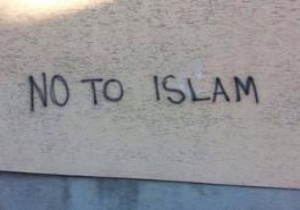 Avusturya Viyana da cami duvarına çirkin yazı!