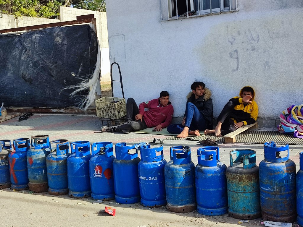 Filistinliler gaz için saatlerce sıra bekledi