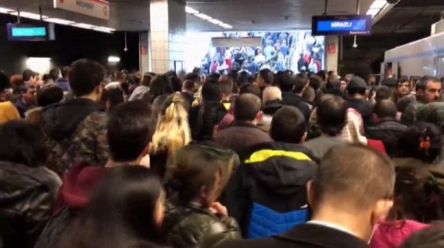 İstanbul da metro ulaşımı durdu