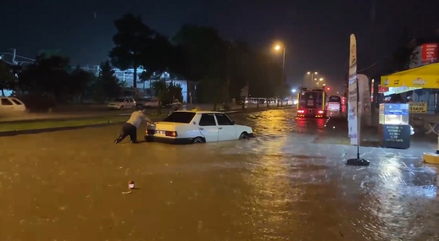 Kırıkkale de sağanak hayatı felç etti