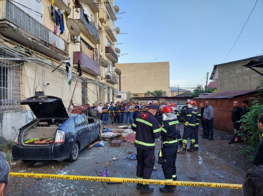 Evin balkonu çöktü, 2 kişi canından oldu