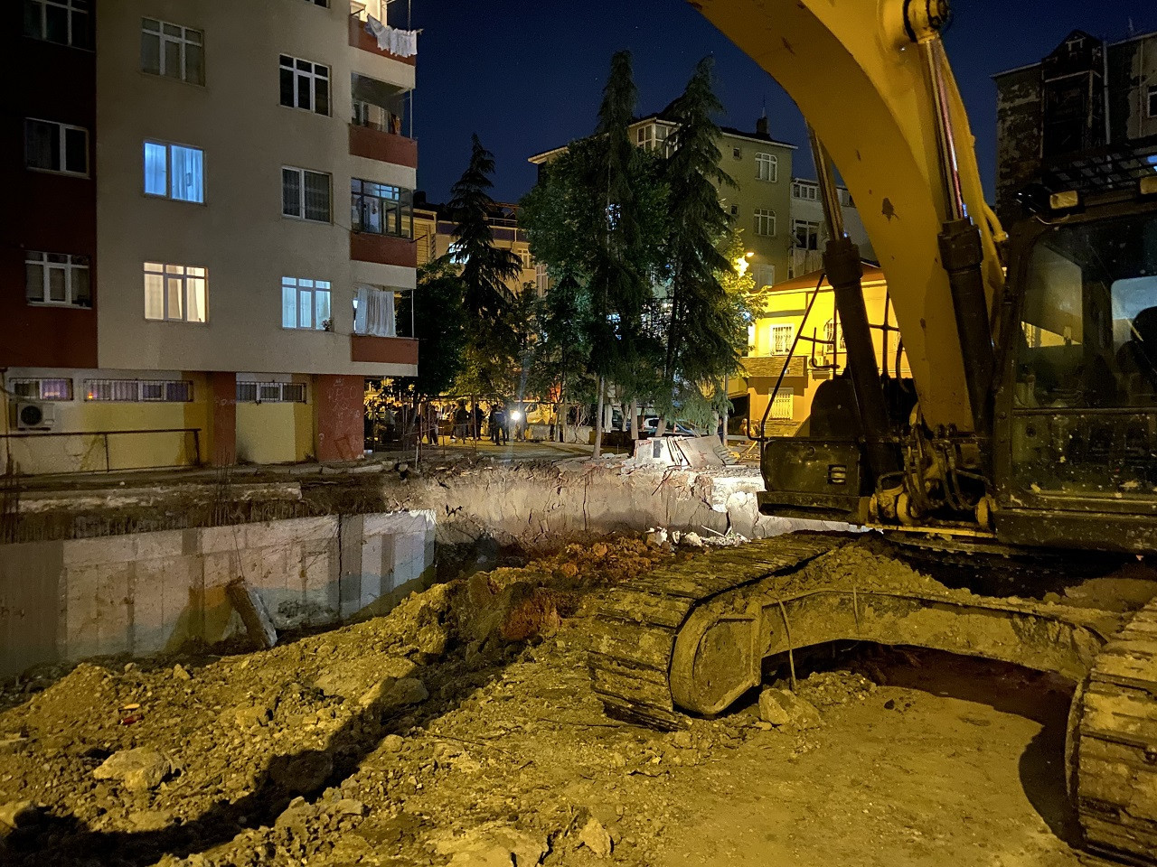 Temeli kazılan inşaatta toprak kayması: 6 katlı bina boşaltıldı