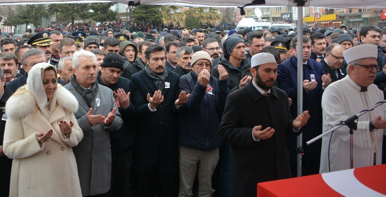 İYİ Parti Milletvekili Aylin Cesur un şehit cenazesindeki pozları tepki çekti!