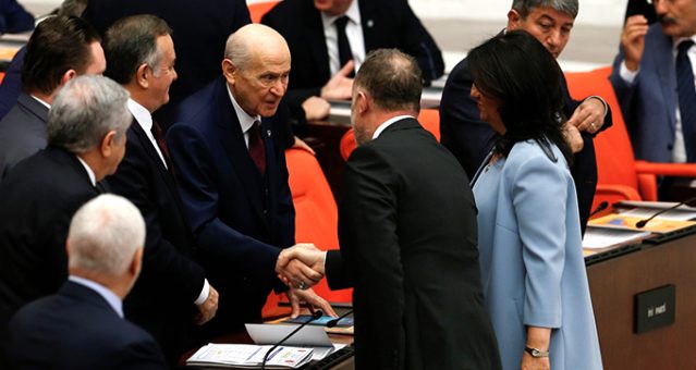 TBMM de beklenmedik tokalaşma