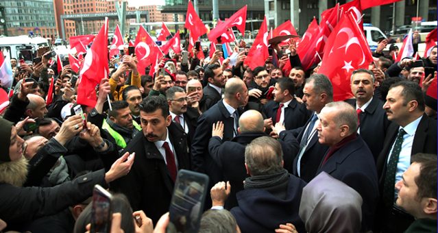 Erdoğan a Almanya da sevgi seli