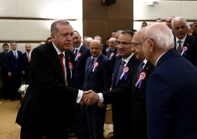 Erdoğan ile Kılıçdaroğlu tokalaştı