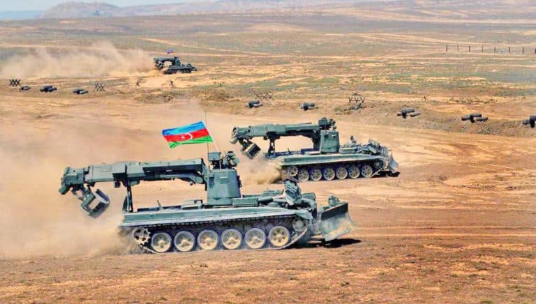 Azerbaycan askeri konvoyu imha etti