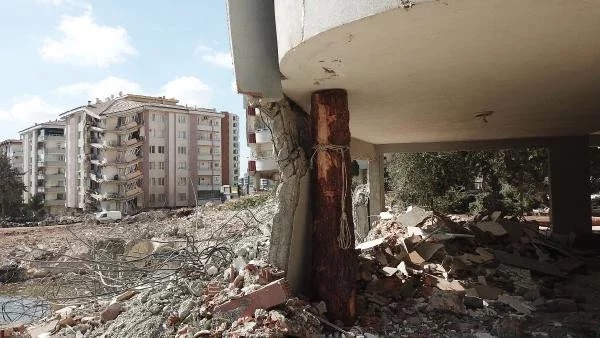 Çökmek üzere olan binaya kütüklü destek