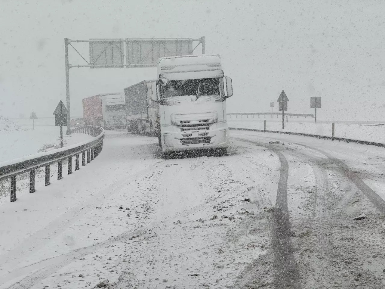 Kar nedeniyle çok sayıda araç yolda kaldı