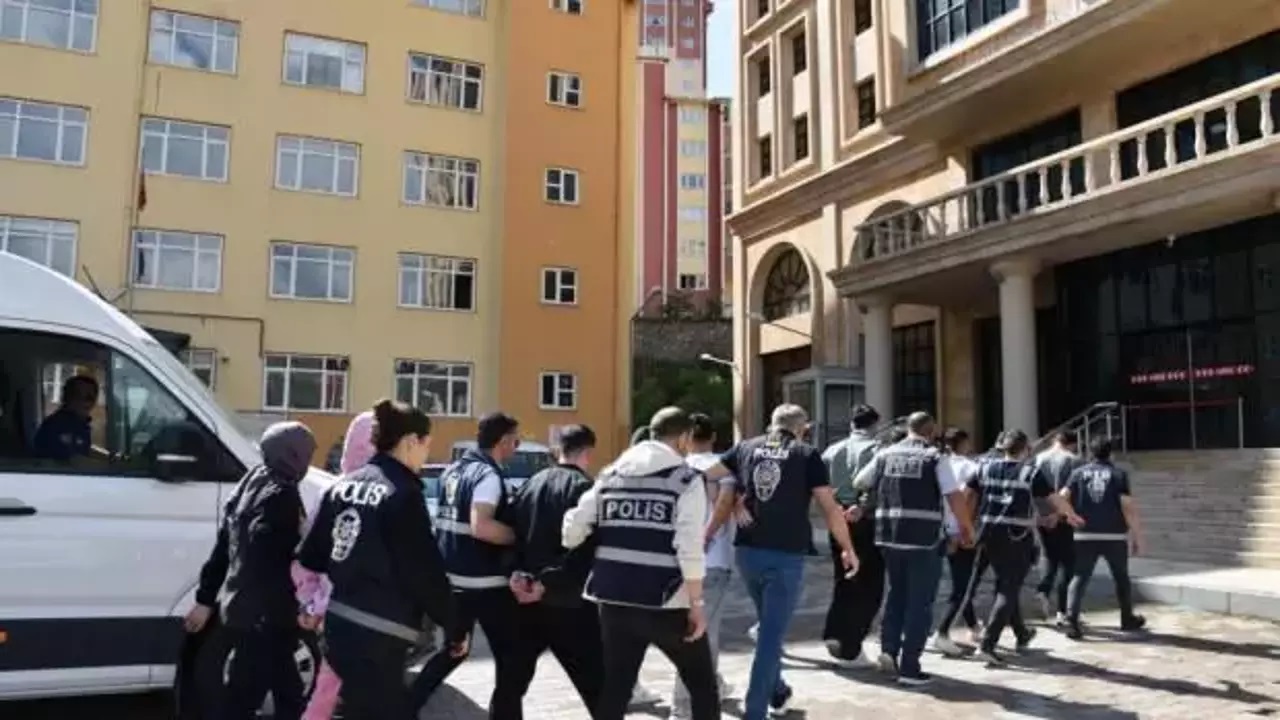 Yüzlerce kişiyi dolandırdılar!