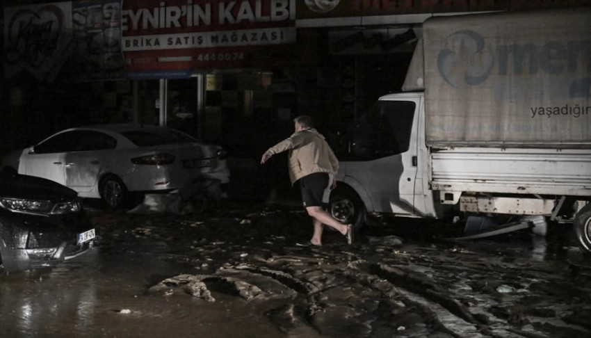 Mahsur kalanlar botlarla kurtarıldı
