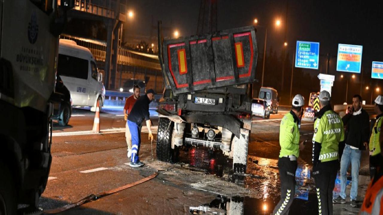 Feci kaza: Üst geçide çarptı