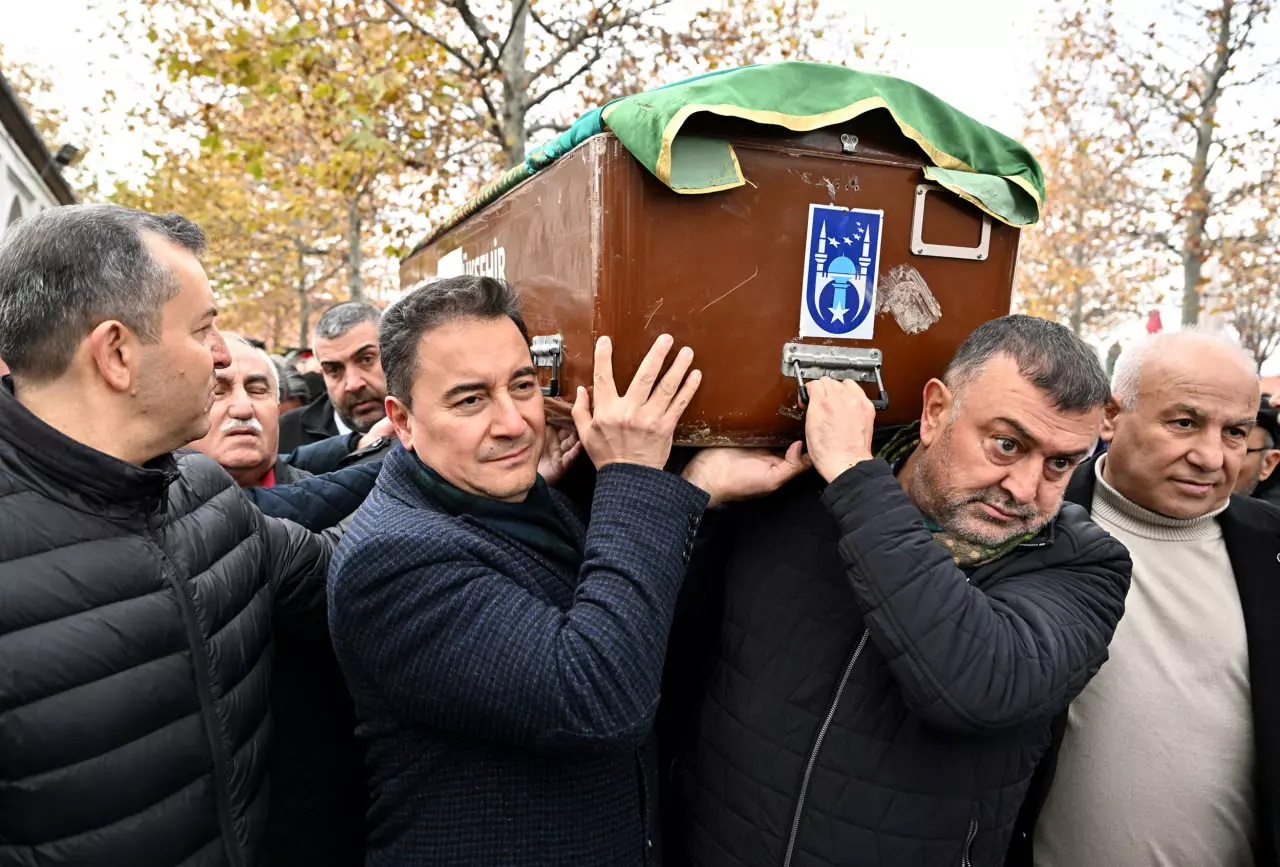 Ali Babacan ın annesi son yolculuğuna uğurlandı
