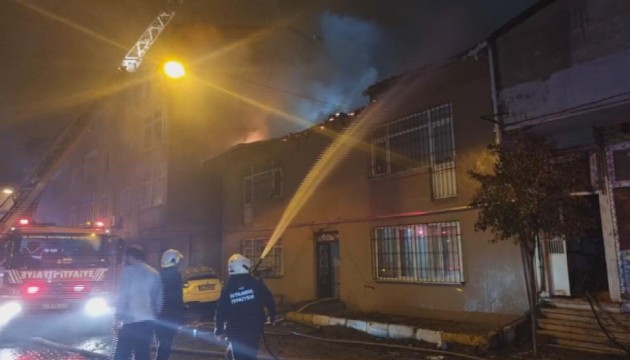 3 katlı bina küle döndü