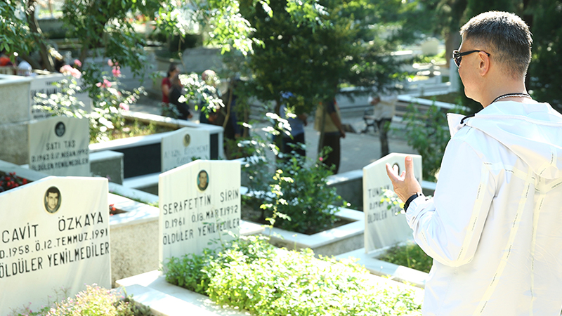 Peker, DHKP-C lilerin mezarında dua okumuş!