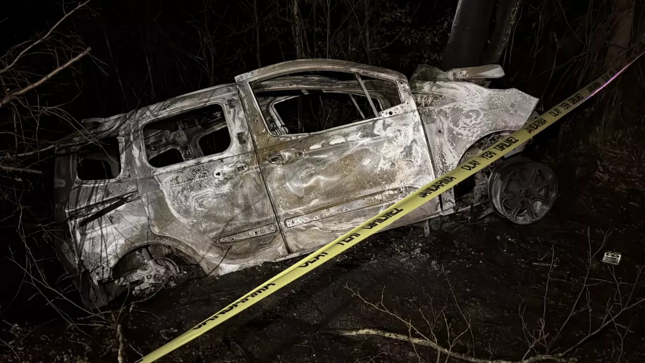 Genç sürücü yanarak öldü