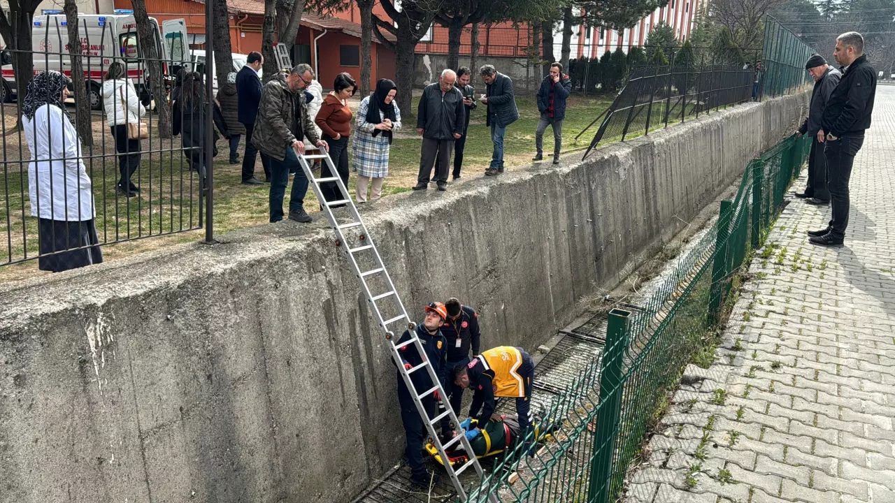 Okulda panik! Parmaklıklar koptu