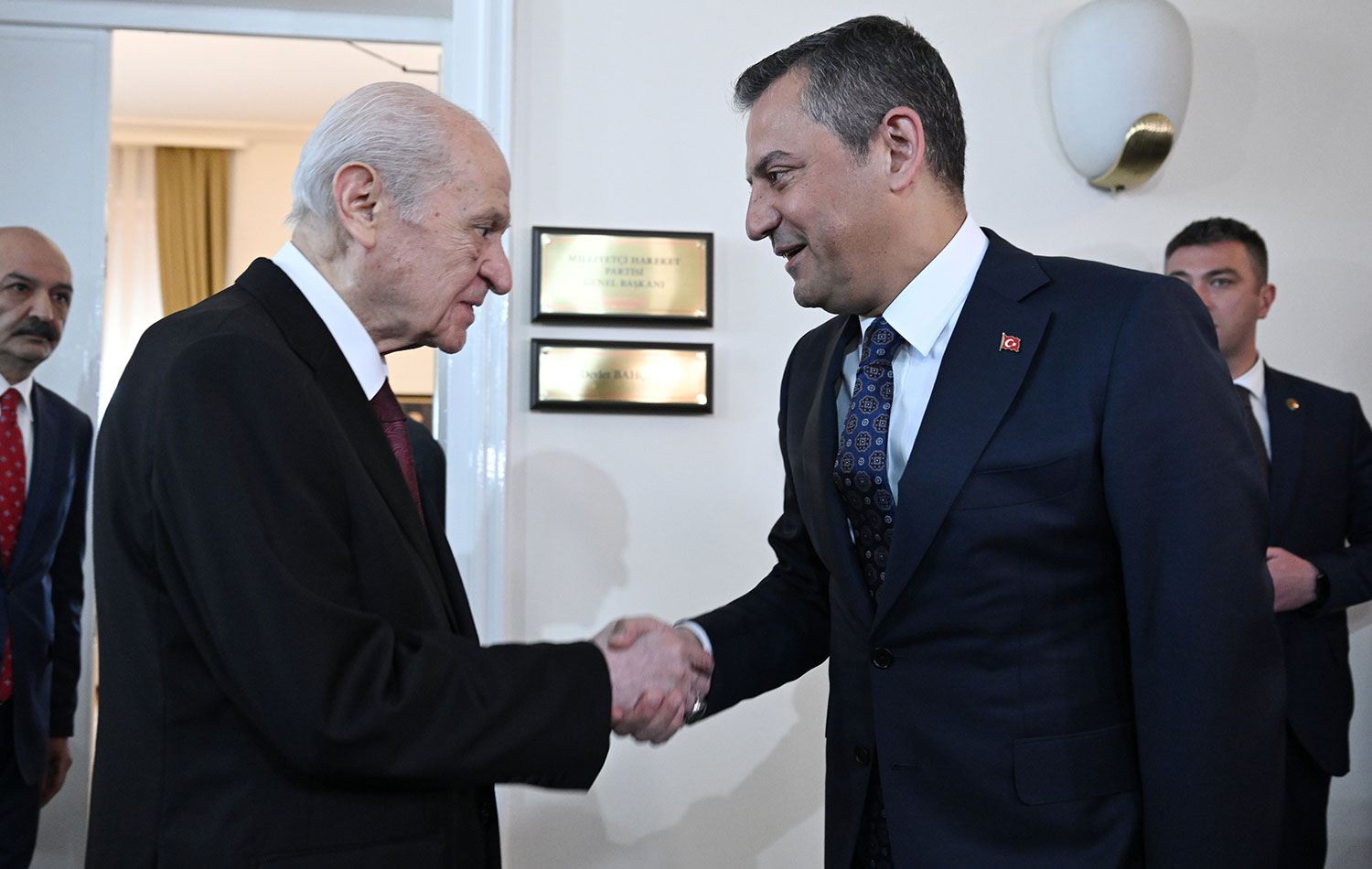 MHP den Özgür Özel e yanıt