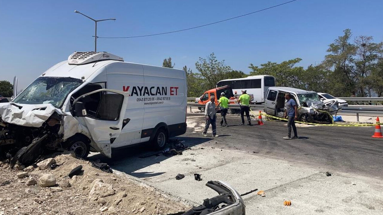 Tek şeride düşen yolda feci kaza
