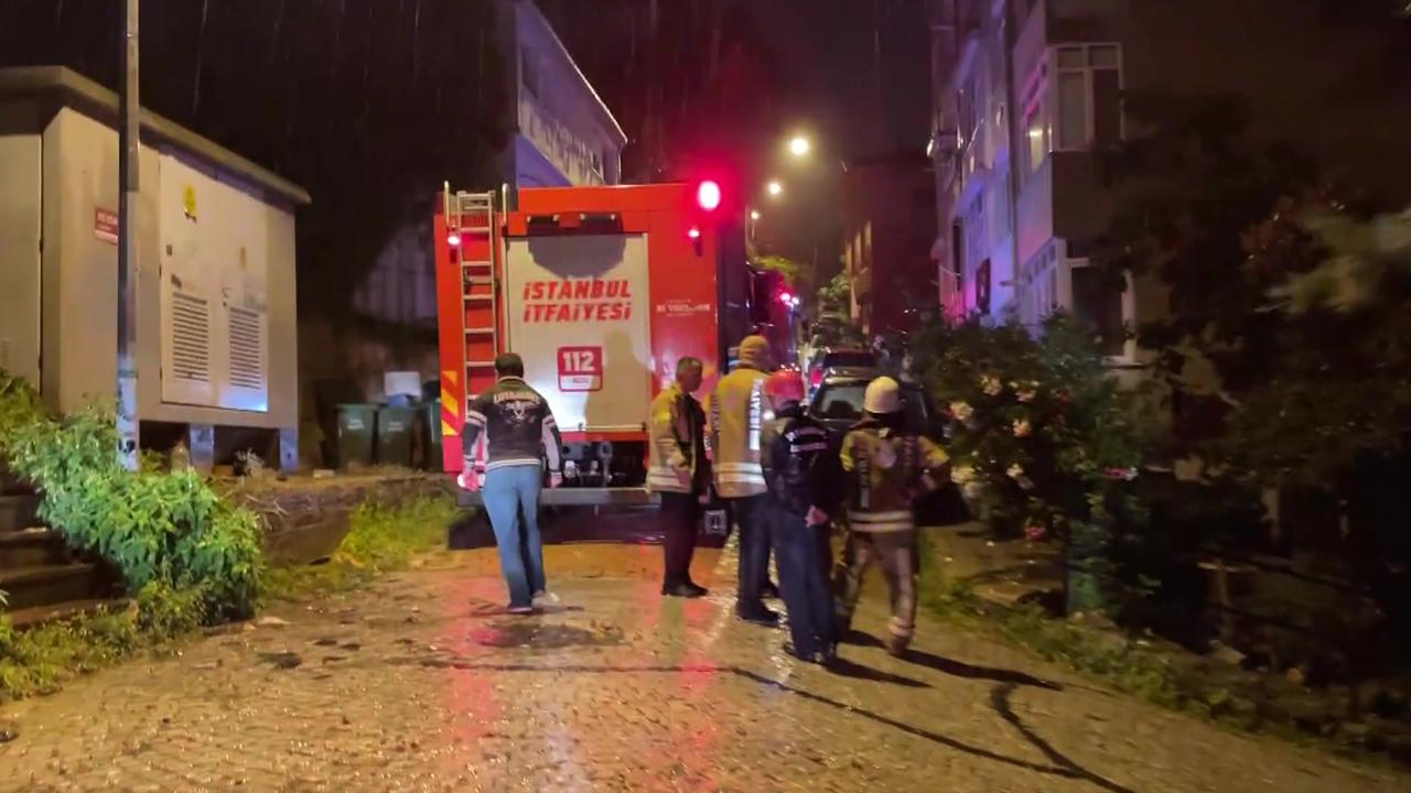 İstanbul da 5 katlı binaya yıldırım düştü