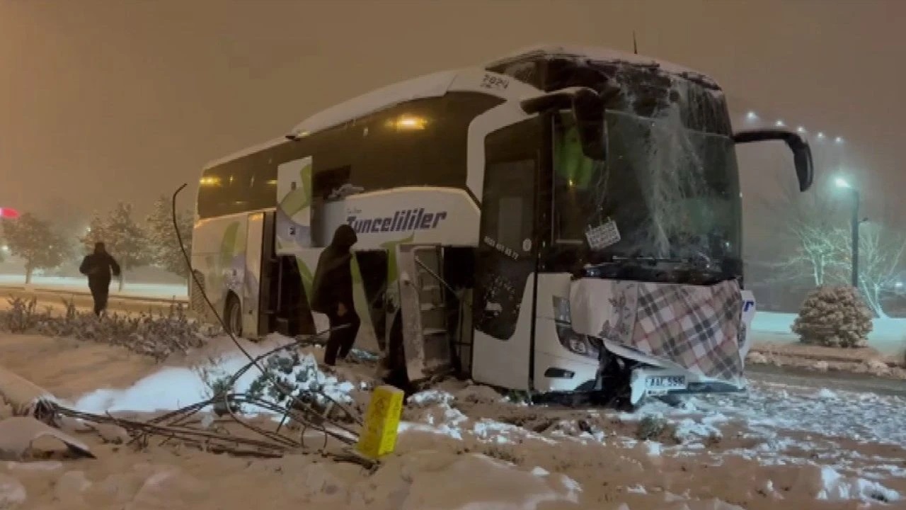 Yolcu otobüsü aydınlatma direğine çarptı