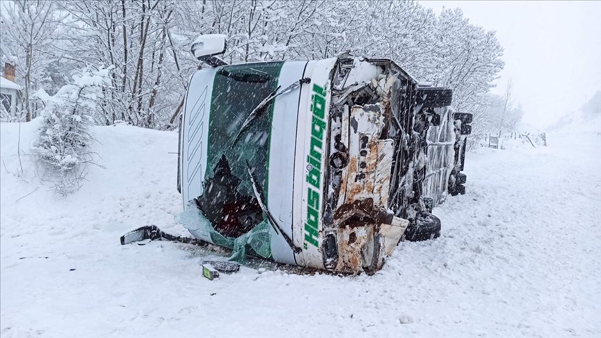 Feci kaza! Yolcu otobüsü devrildi