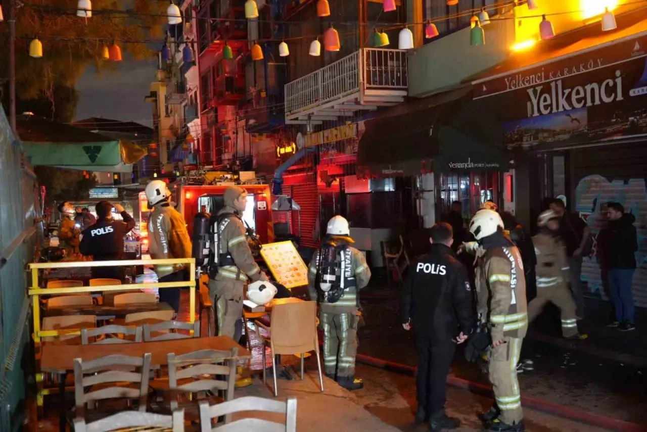 İstanbul da 4 katlı otelde yangın