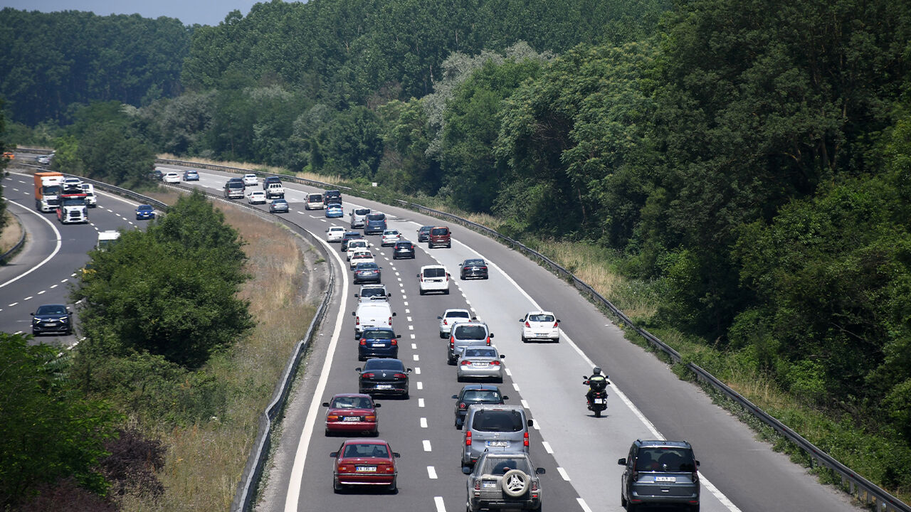 Dönüş yollarında trafik yoğunluğu