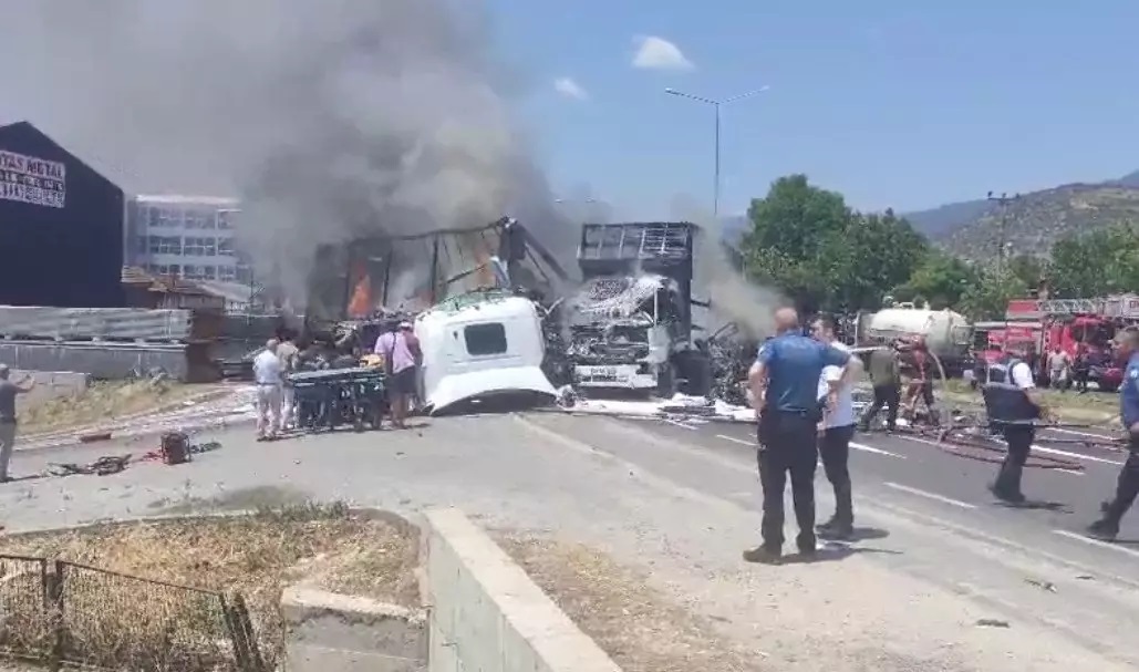 Feci kaza! İki TIR çarpıştı