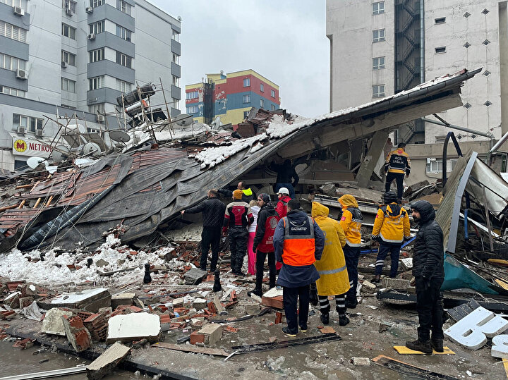 Türkiye deki deprem dünya manşetlerinde