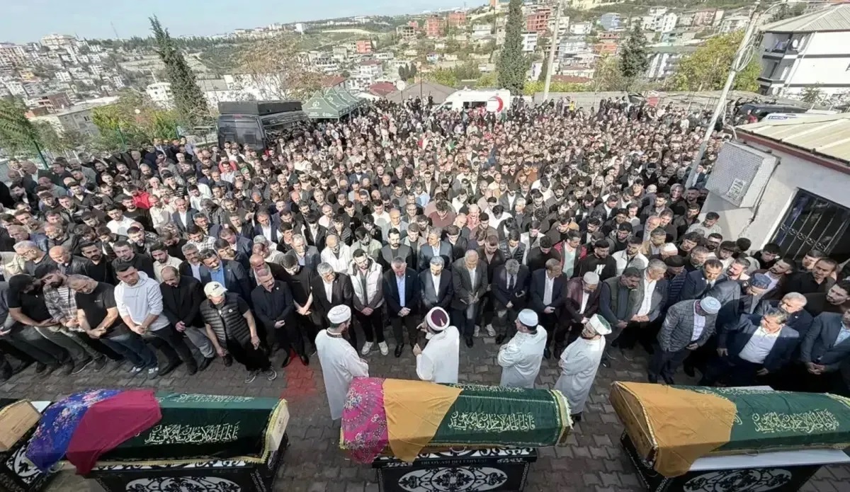 Yangında hayatını kaybedenler defnedildi