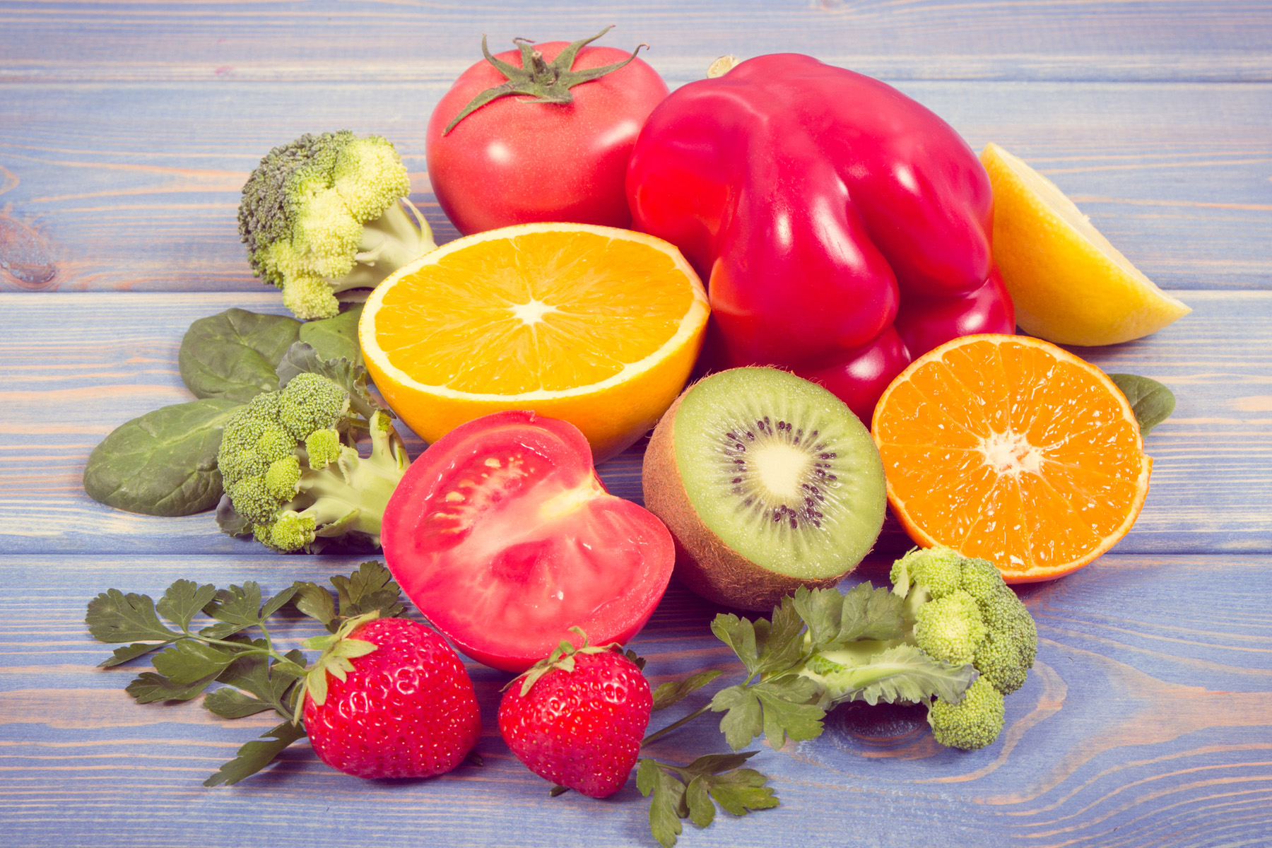 Можно использовать витамин с летом. Витамины в фруктах. Витамины фото. Натуральные витамины из овощей и фруктов. Что такое витамины.