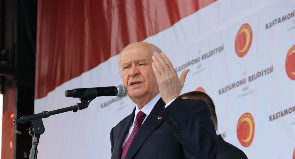 MHP Lideri Bahçeli den Türk bayrağı yırtan Yunan vekile sert tepki