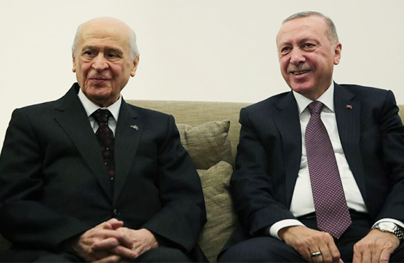 Bahçeli den Ak Parti ye özel çelenkli kutlama