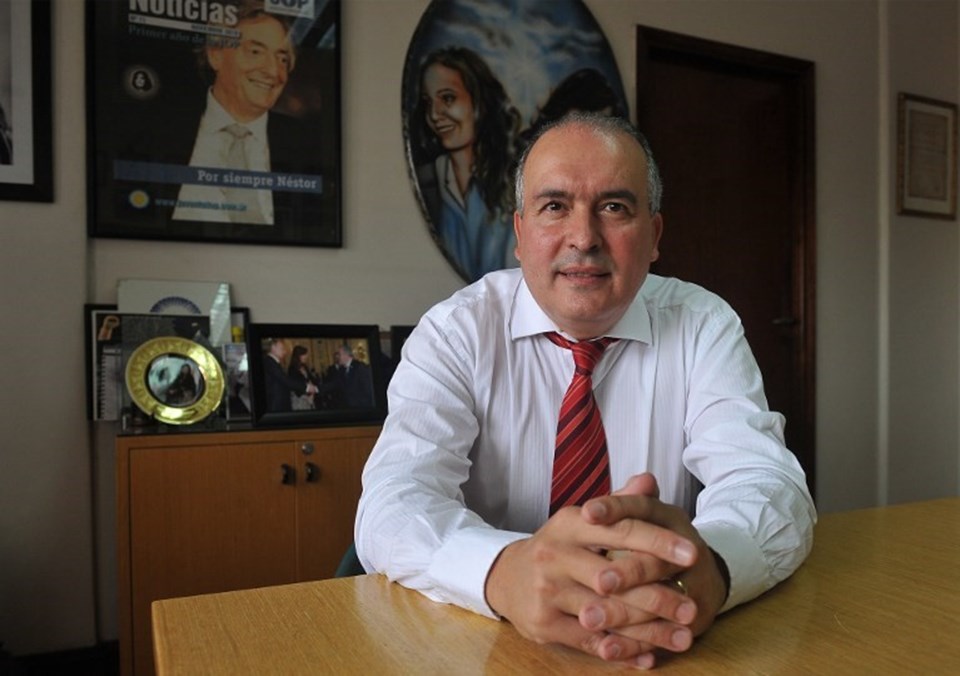 Eski bakan bir çuval parayla yakalandı