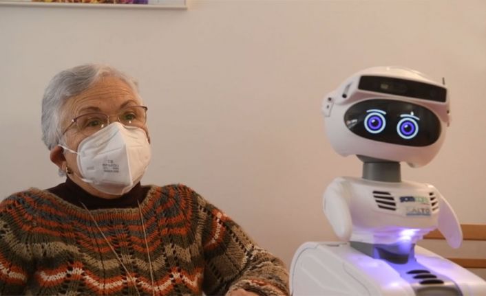 Yaşlılar için robot bakıcılar test ediliyor!