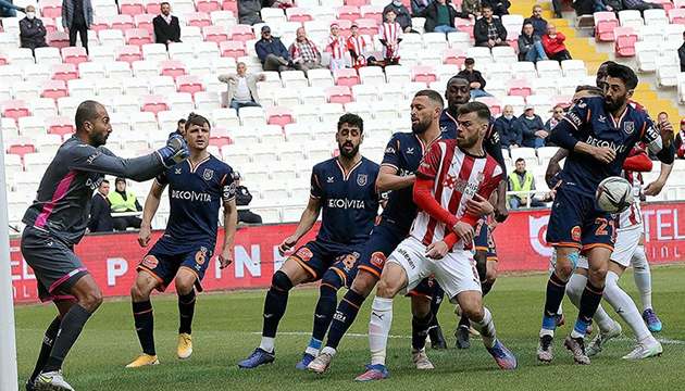 Başakşehir zorlu deplasmandan galip çıktı!