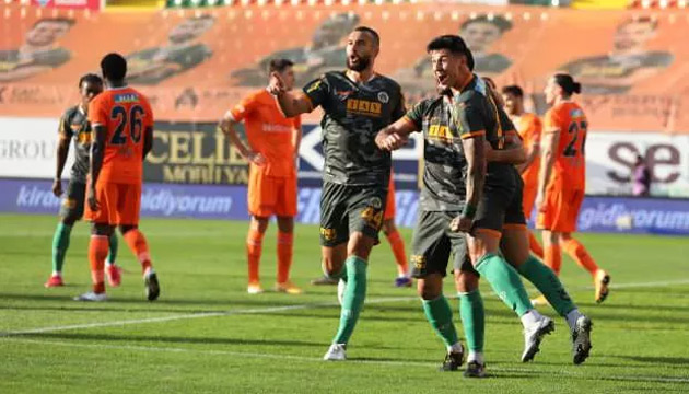 Alanyaspor Başakşehir i 3 golle yıktı