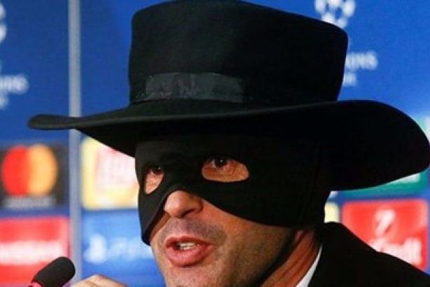 Basın toplantısına Zorro kıyafetiyle çıktı