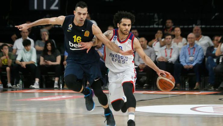 Anadolu Efes seride öne geçti