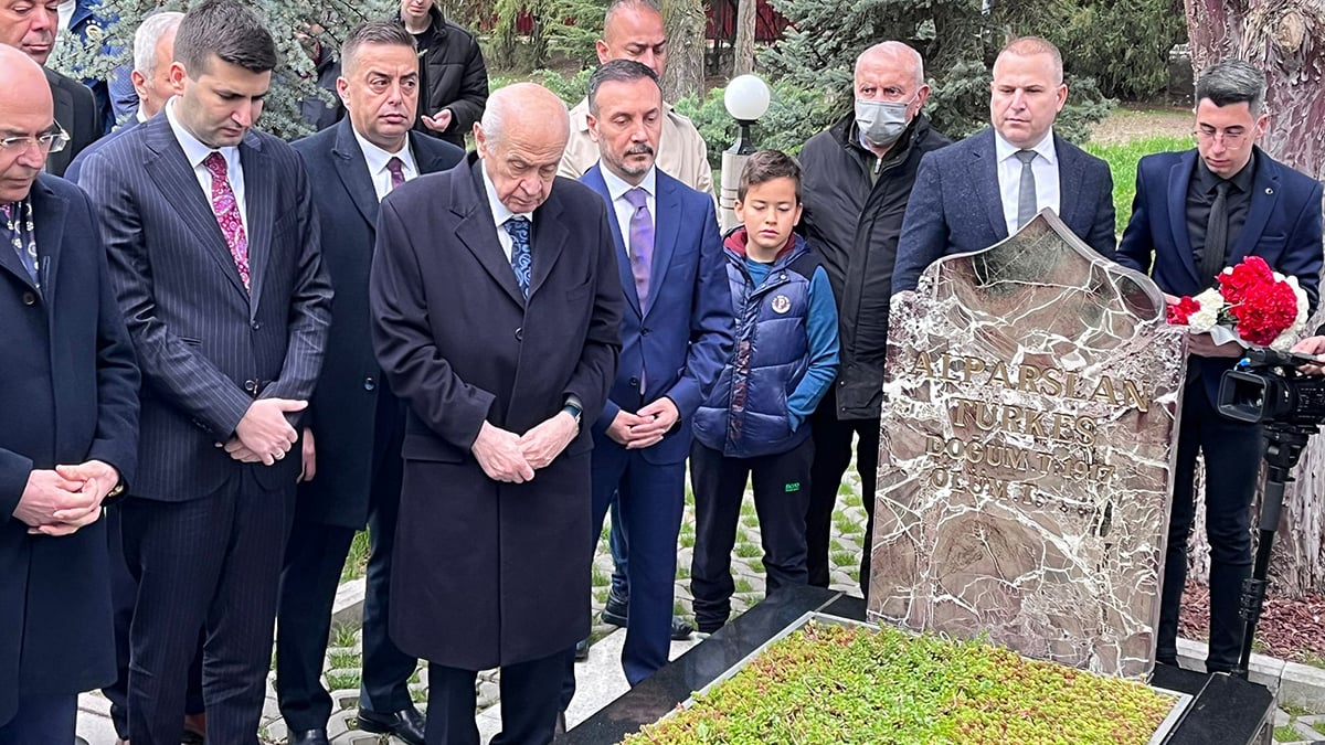 MHP Lideri Devlet Bahçeli Alparslan Türkeş in kabrini ziyaret etti